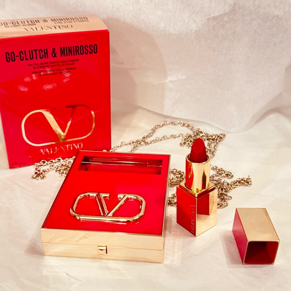 VALENTINO GO CLUTCH AND ROSSO RED LIPSTICK GIFT SET PERFECTING POWDER bag